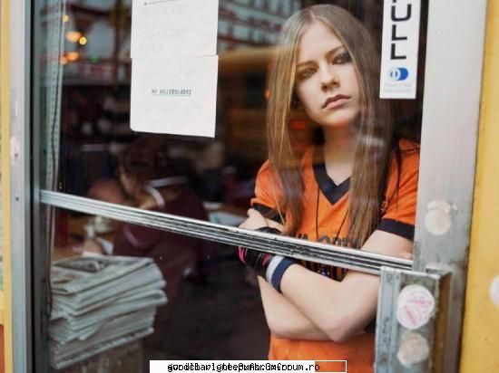 Avril lavigne - cea mai tare punk - sa vb despre punk shi trupele kre va plak..fanii th nu sunt bine venitzi!!