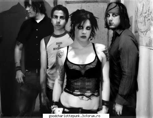i love the una dintre cele mai tari trupe d c...the distillers rullz the distillers